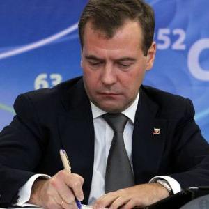 Медведев подписал распоряжение о развитии технологий архивного хранения электронных документов