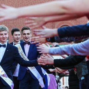 Как прощаются со школой белорусские и российские выпускники